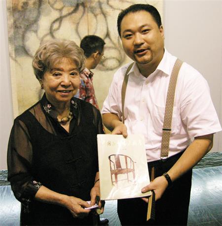 古斯塔夫·艾克夫人曾佑和女士向關毅先生贈送艾克先生遺作《中國花梨家具圖考》一書