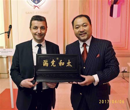 關(guān)毅先生在法國圣埃蒂安時市市政廳出席市長埃勒佩爾蒂約先生舉行的歡迎晚宴