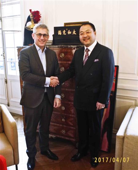 關(guān)毅先生在法國楓丹白露市市政廳拜會市長瓦里杜斐得里克先生