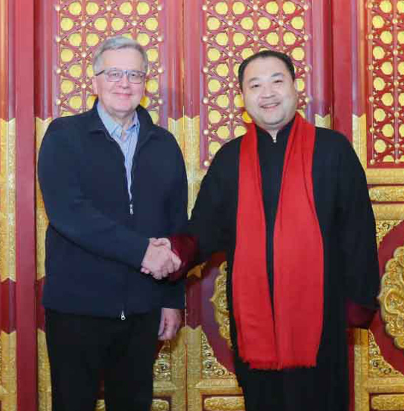 波蘭共和國(guó)前總統(tǒng)布羅尼斯瓦夫·科莫羅夫斯基閣下 蒞臨太和木作宮廷家具藝術(shù)館參觀訪問(wèn)并給予高度贊賞
