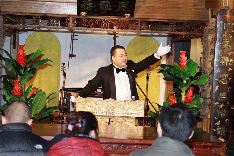 太和木作第三屆宮廷家具競賣會創(chuàng)新記錄關(guān)毅現(xiàn)場簽書