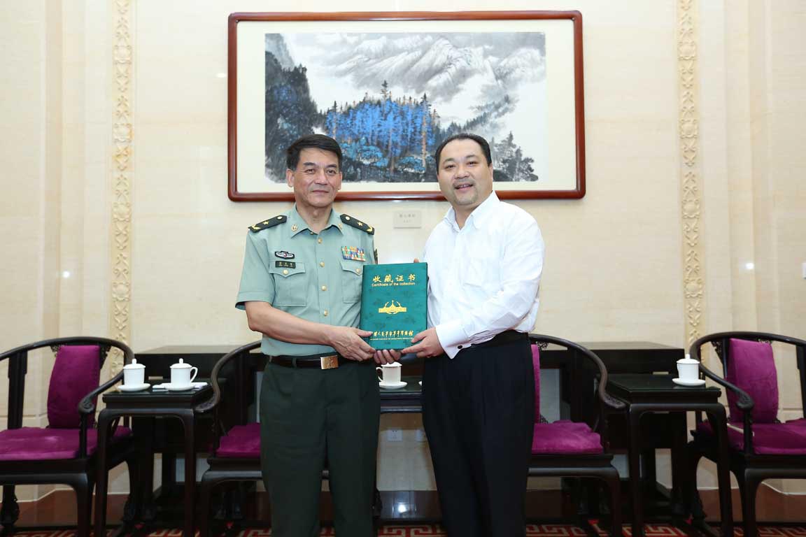 中國人民革命軍事博物館永久收藏太和木作“軍博版”紫檀皇宮椅—